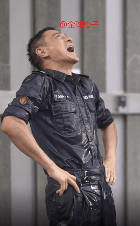 59岁刘德华进行"冰桶挑战",湿身后拥抱刘青云,后者溜之大吉_手机搜狐