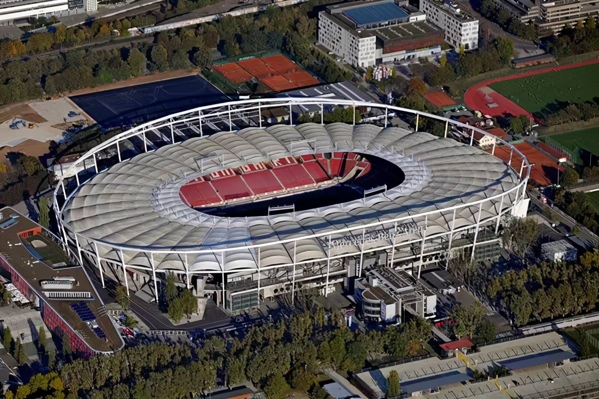 梅赛德斯-奔驰竞技场(德语:mercedes-benz arena),前身为建于1933年的