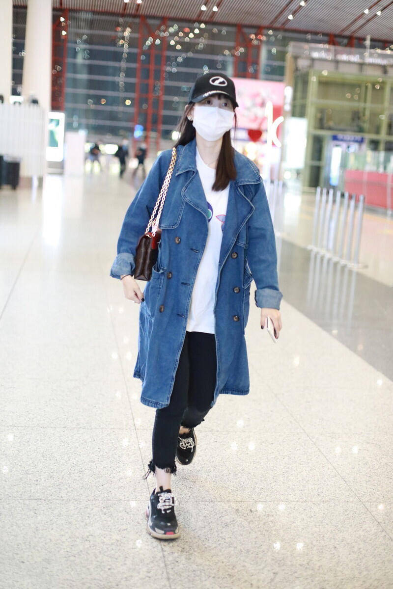 原创马蓉衣服品味在线穿长款牛仔外套搭配黑色牛仔裤简约又洋气