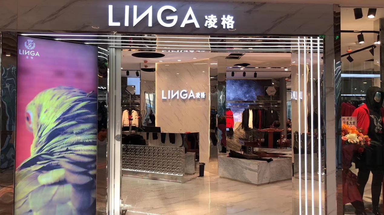 能够放弃公职,下海从事服装销售,继而创立服装品牌的人,其追求总是