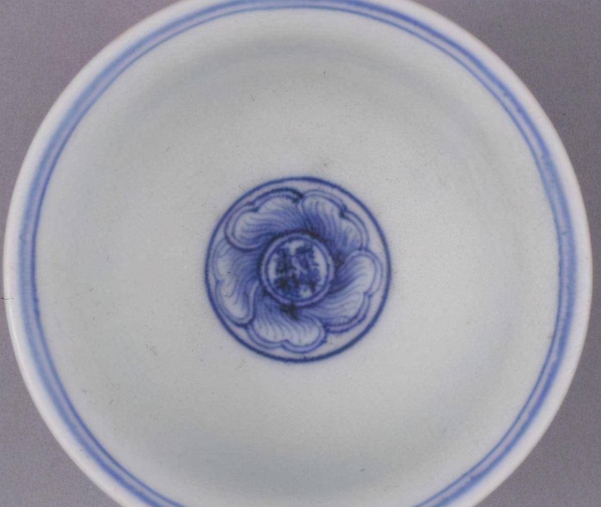 通常永乐青花纪年款识有三种:青花单线圈内绘团花,花心里书四字篆书款