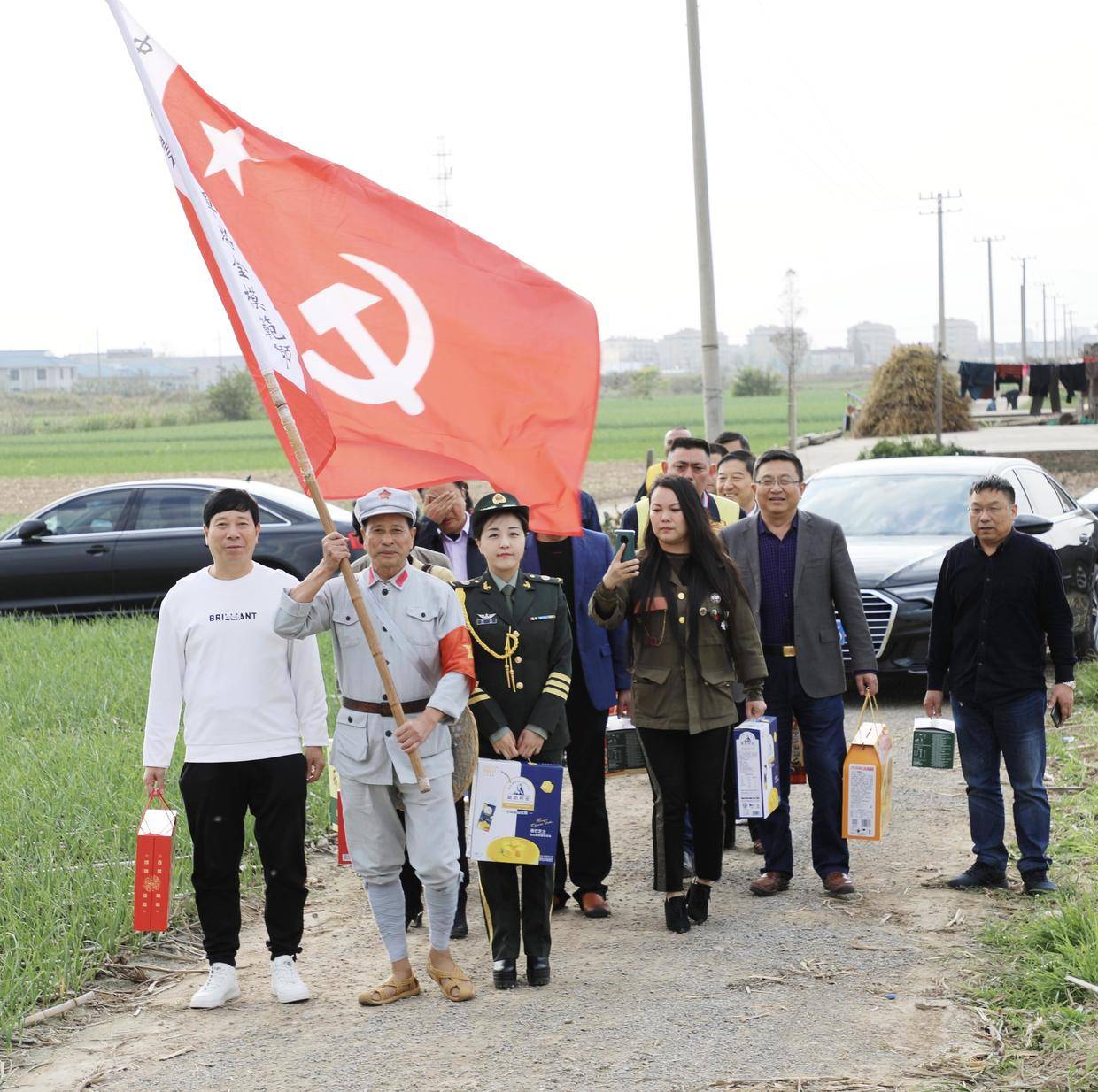 紅軍後代,曾在電影《長征》中,擔任紅軍旗手的楊華老師,曾登上央視