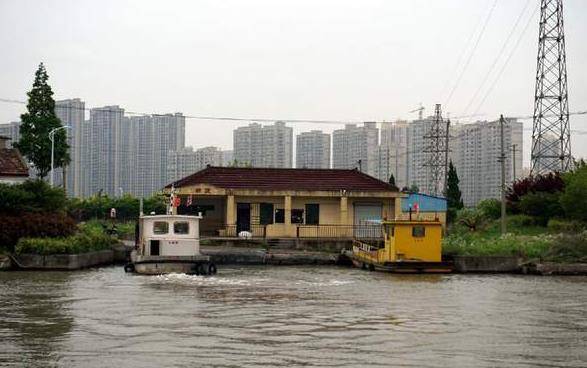 在青浦的白鶴鎮蘇州河段還有擺渡船渡口,名字叫萬獅渡口,因蘇州河河