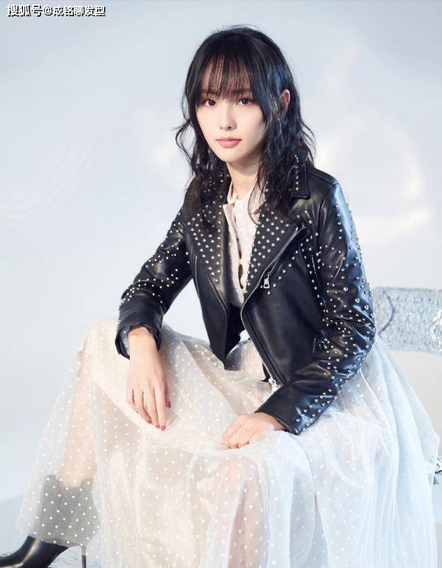 张嘉倪真是短发女神,穿气质裙时在胸部中间开了长口,撩人又大胆