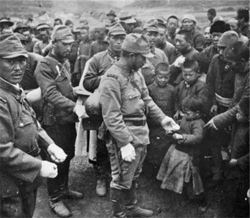 抗日时期,日本兵为啥喜欢塞糖给小孩子吃?