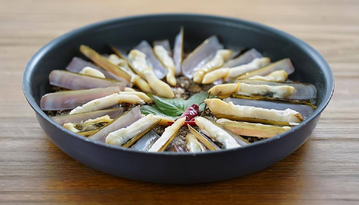 晒晒一家三口的晚餐,营养三菜一汤,网友:吃得够花哨,有钱真好