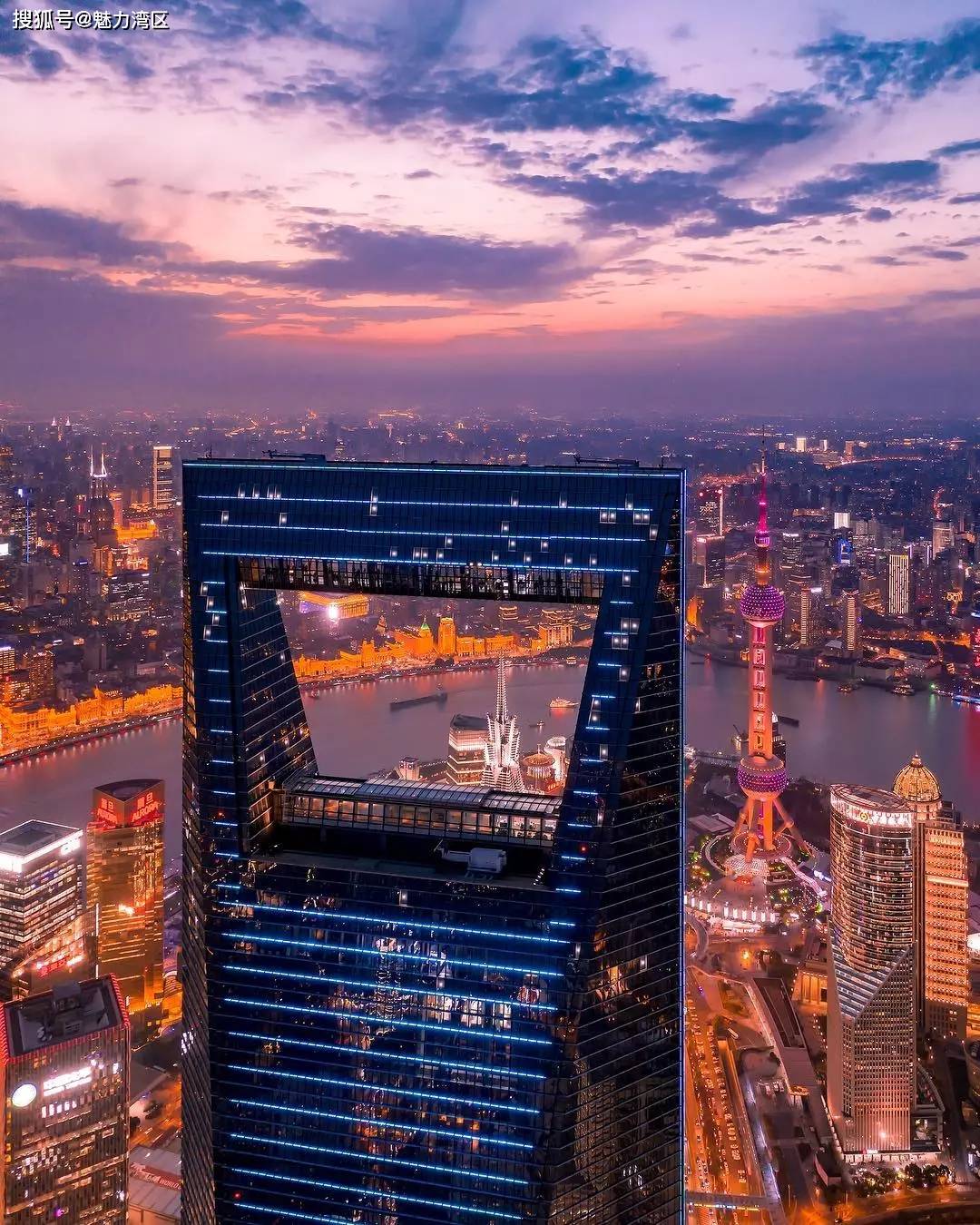 上海陆家嘴夜景航行大海,难免历经风雨,直面波涛.