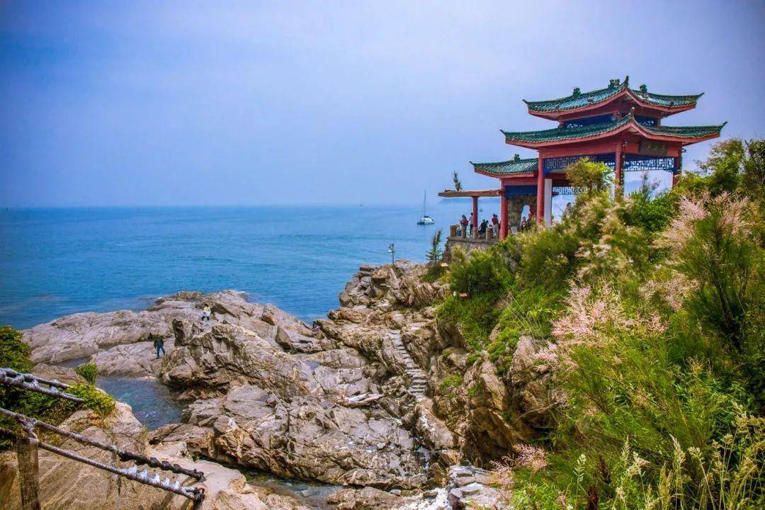 有以龙王庙,忠烈祠,狼烟台为代表的民俗建筑群,还有燕台石,盟情崖,太