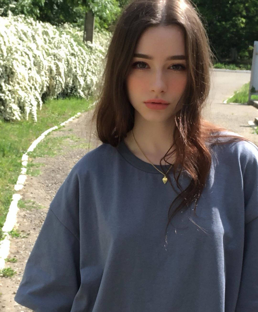 俄罗斯小仙女dasha近照蓝卫衣叠穿白蕾丝洋娃娃般精致