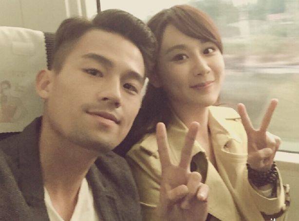 杨紫和欧豪合影,两人一起乘坐火车,伸着剪刀手,不过欧豪的胡子很拉分