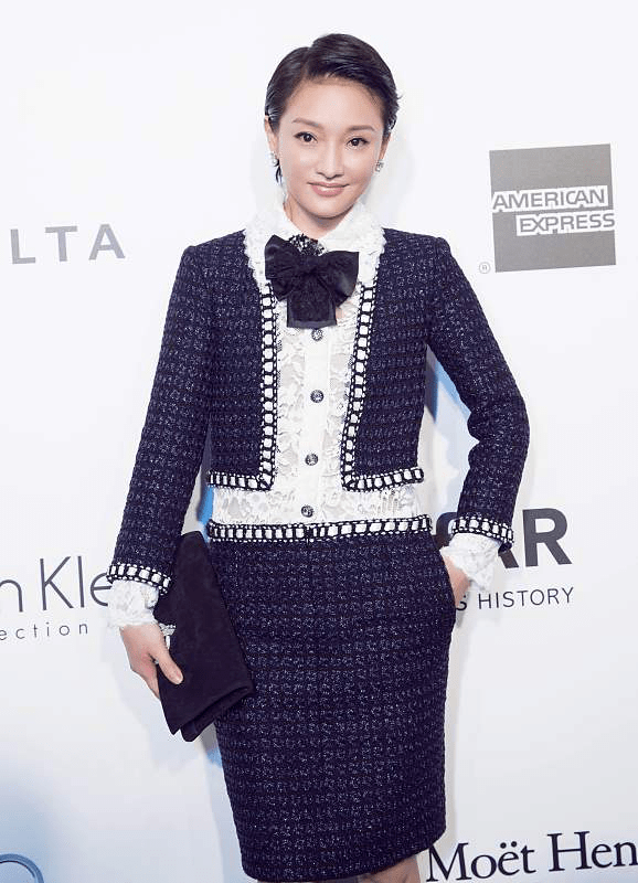 原创周迅礼服裙穿出绅士感,个头不高帅气十足,油头造型一般人难驾驭