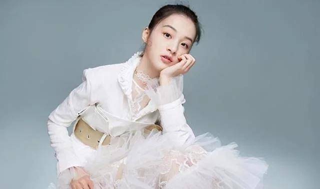 《庆余年》中仙气满满的少女叶轻眉,竟然是只有14岁的她?