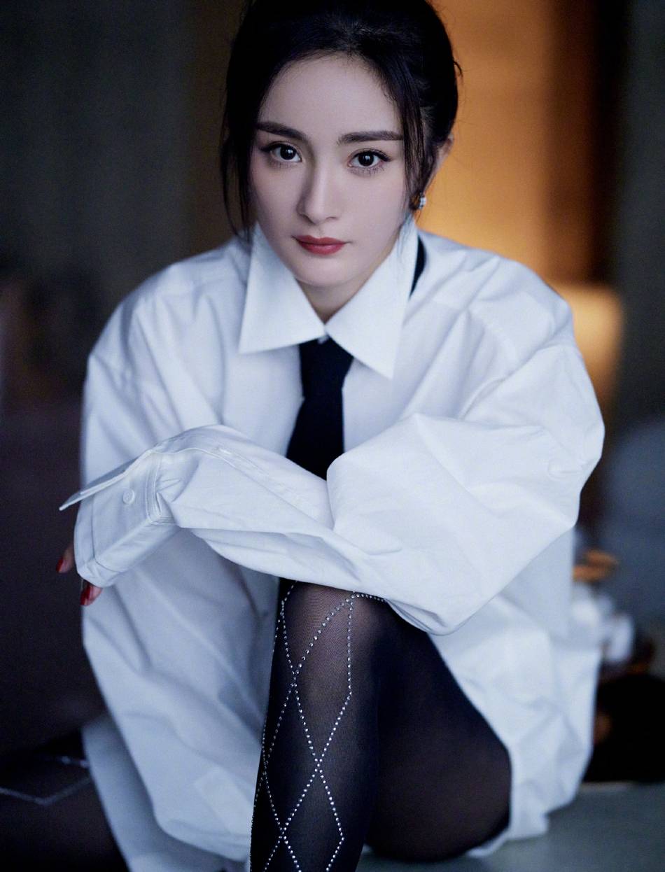 今天是老公杨幂廓形衬衣配闪钻丝袜又美又飒