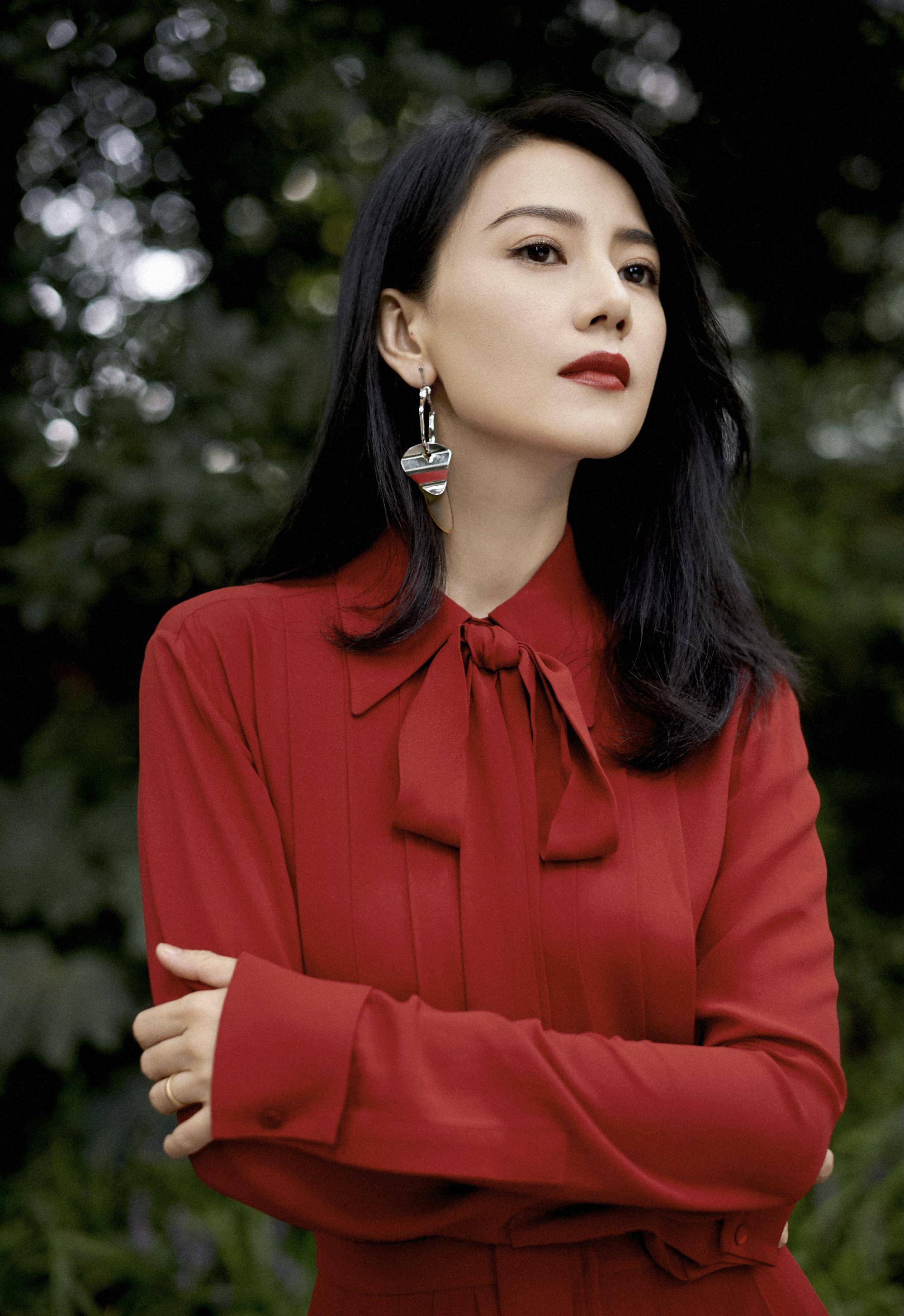 产后复出势不可挡连接代言,一袭正红色百褶连衣裙,确定41?_高圆圆