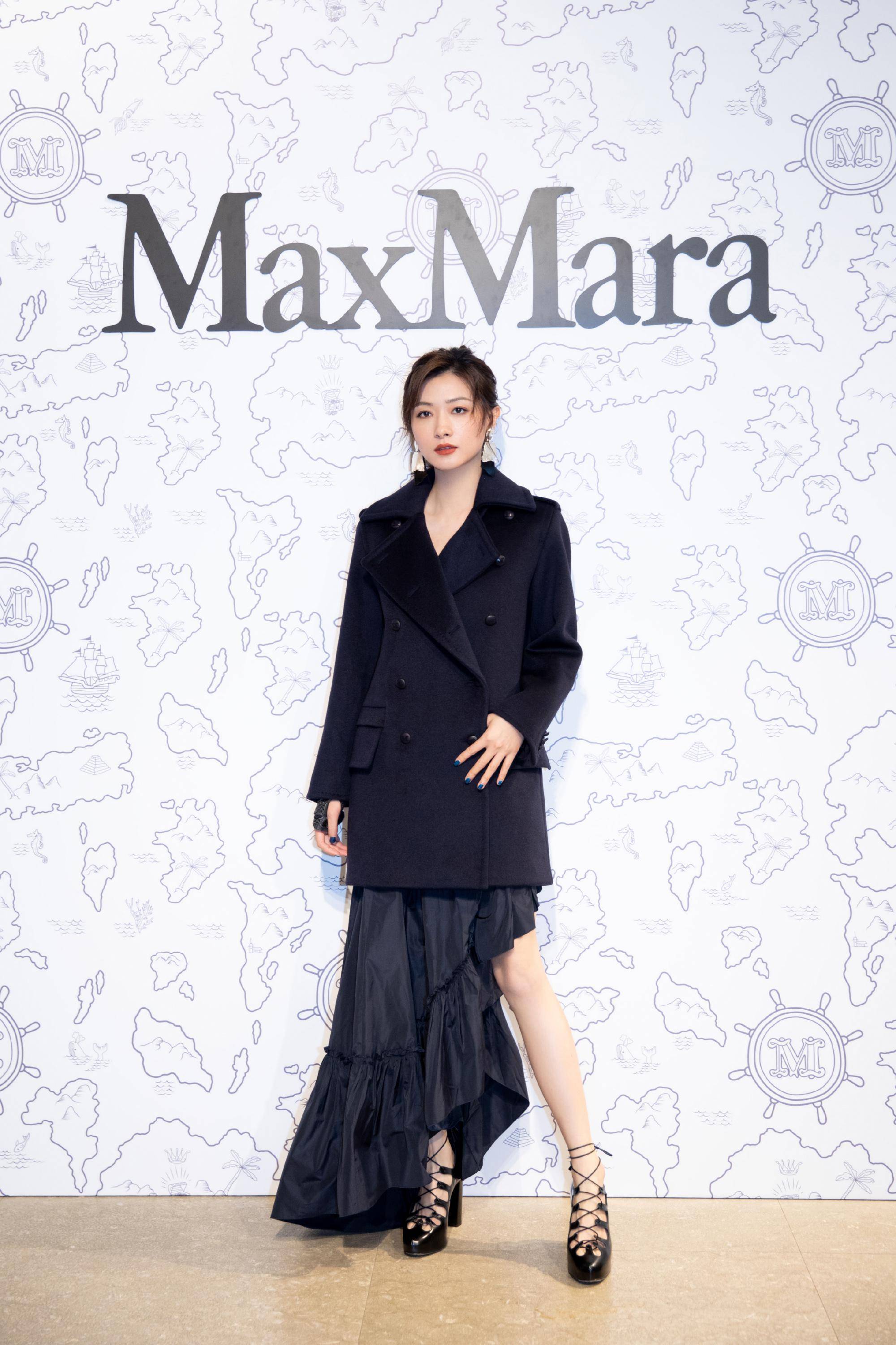 万茜钢管舞造型登杂志封面,红色紧身裙用闪光面料,未