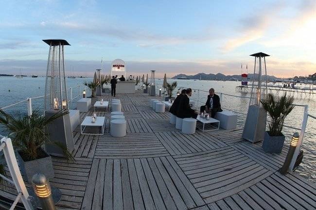 那么在戛纳电影节上完成48小时的最佳方法是前往迷人的海滩酒吧之一