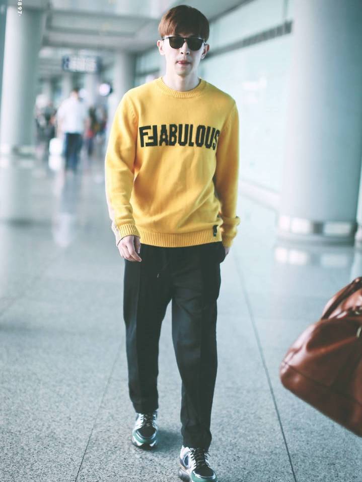 邓伦启程米兰时装周一身休闲毛衣造型买家秀帅过模特照