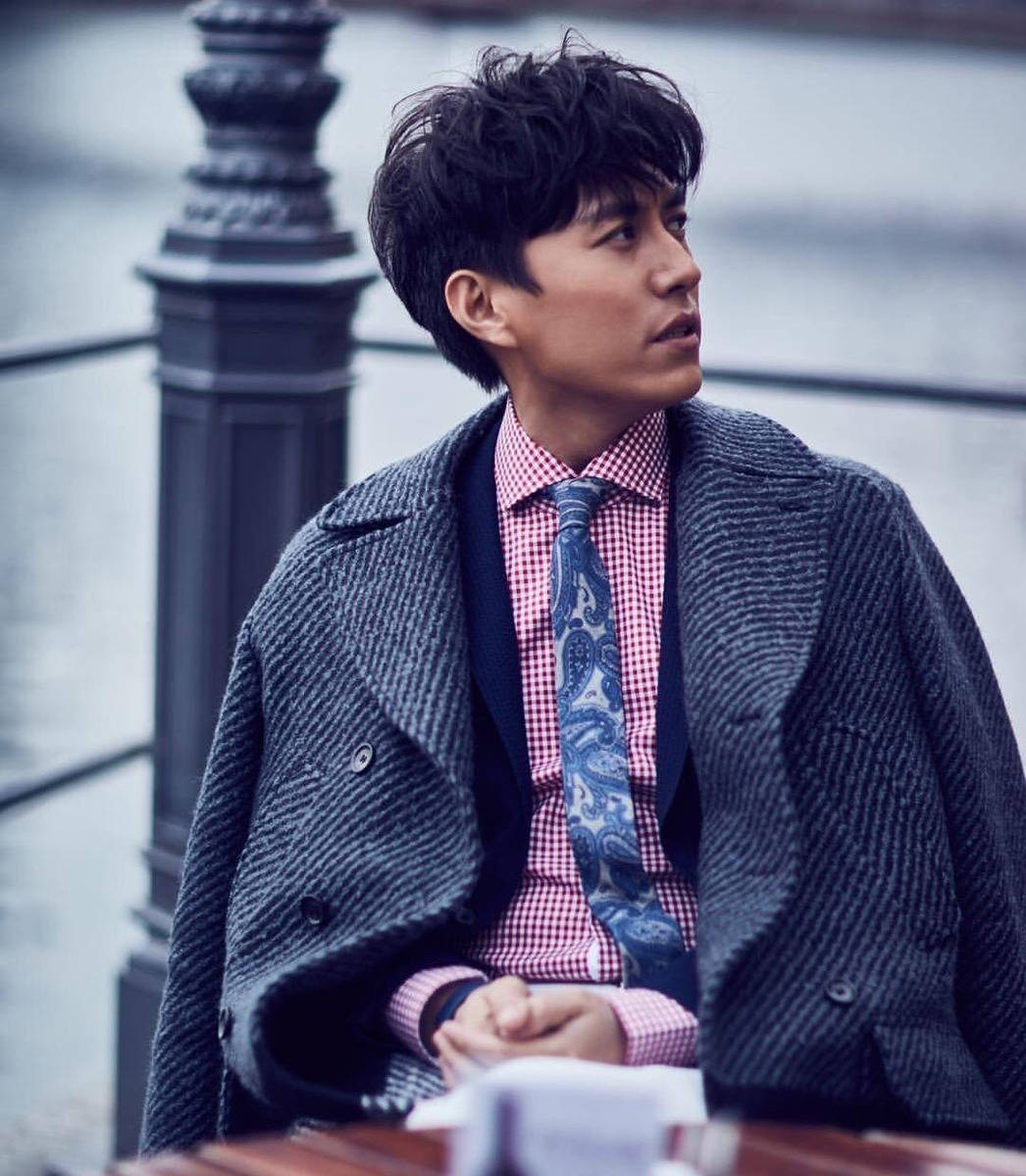 靳东换了新发型好帅刘海尽显男神风范大衣配围巾书生气十足