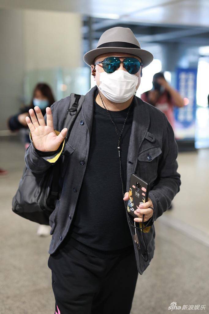 徐峥戴灰帽配墨镜潮范儿十足 脱衣耳机线被扯画风突然搞笑_手机搜狐网