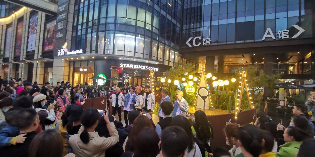 新锐男团mk1重庆大学城熙街中央广场人气势不可挡