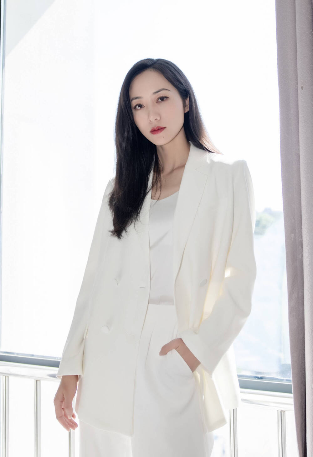 又被韩雪的白色西装造型惊艳到清新明媚又干练潇洒超美打工人