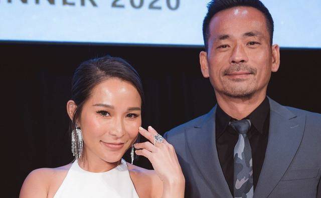 冼米华彻底洗清负面新闻,和大老婆再次和好,夫妻俩上演恩爱戏路