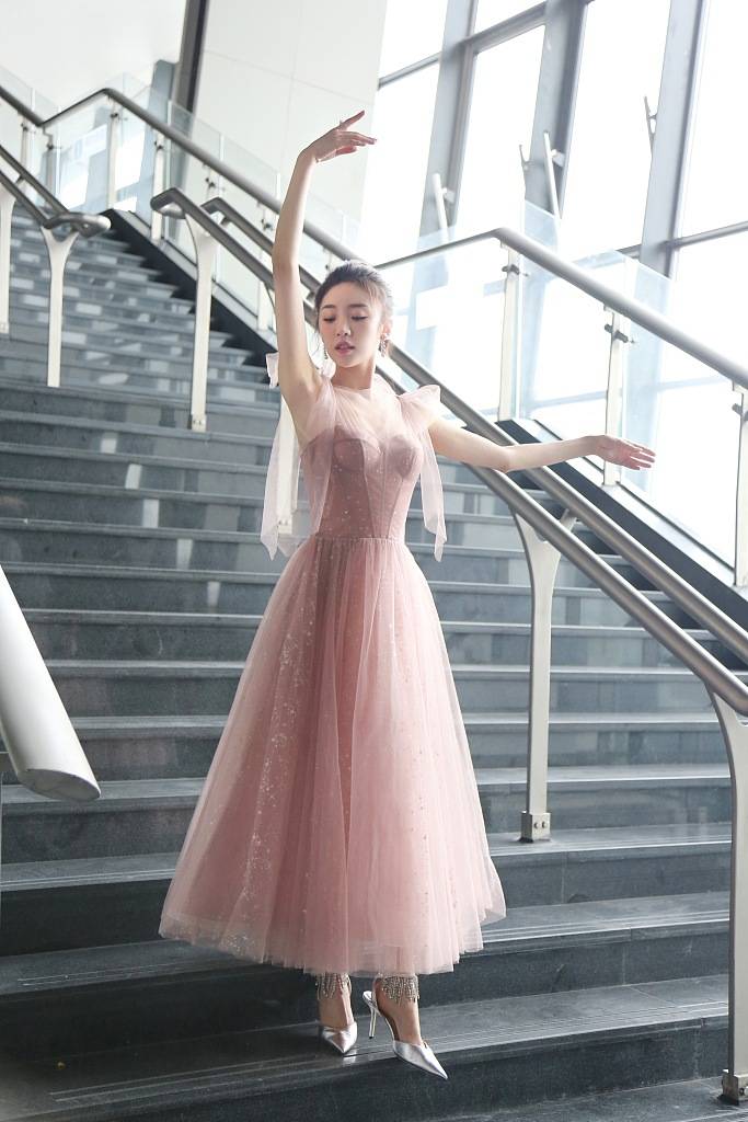 梦幻仙子!"林有有"张月楼梯间起舞温柔似水