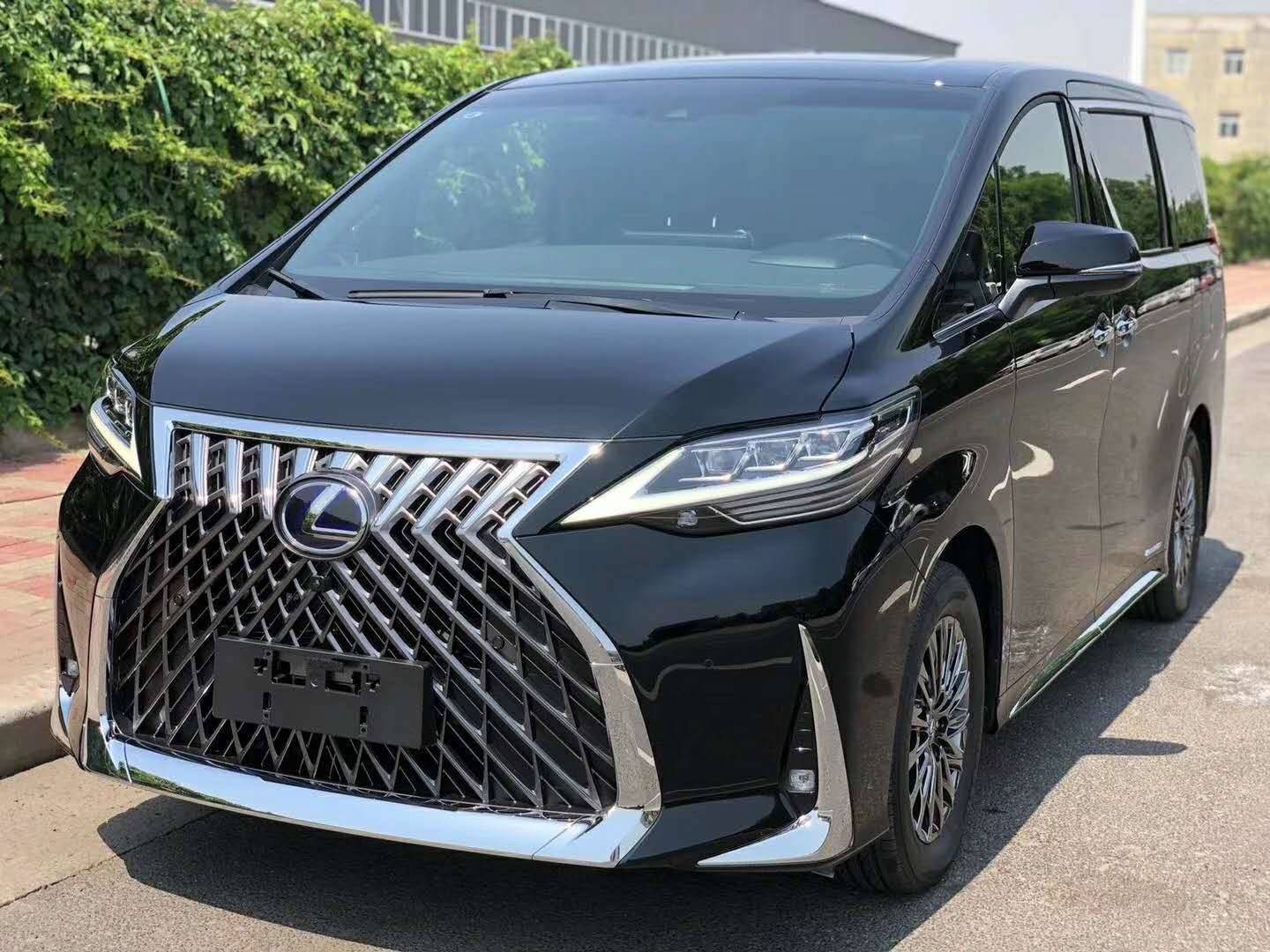 2020款雷克萨斯lm300h的前脸采用了非常熟悉的雷克萨斯霸气的风格