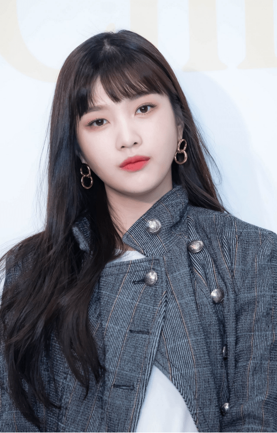 韩星朴秀荣穿得真不像个"女明星",格纹西装套黑裤,简约又低调