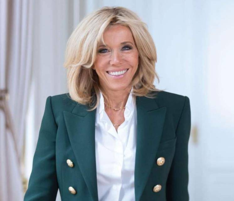 67岁布丽吉特老得快!颈部皱纹沟壑纵横,厚重波波头都遮不住