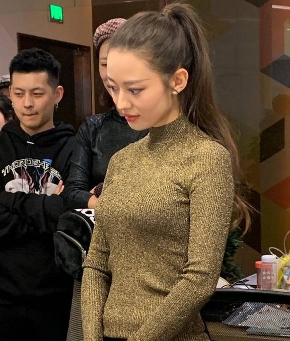 朗朗老婆吉娜身材绝了,前凸后翘引起热议,颜值太高级太美了_郎朗