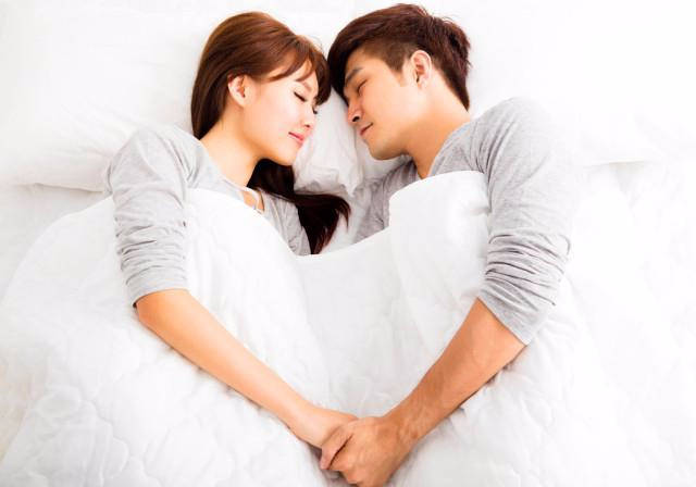 夫妻睡觉这几件事要少做,第2件一定要忍住,但多数人表示做不到