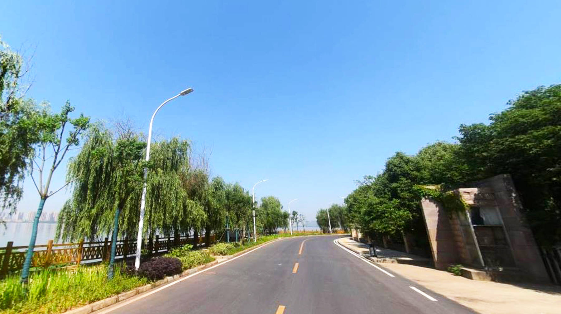 游览武汉郊区梅南西路:在第一大城中湖畔,看到山和海的界限