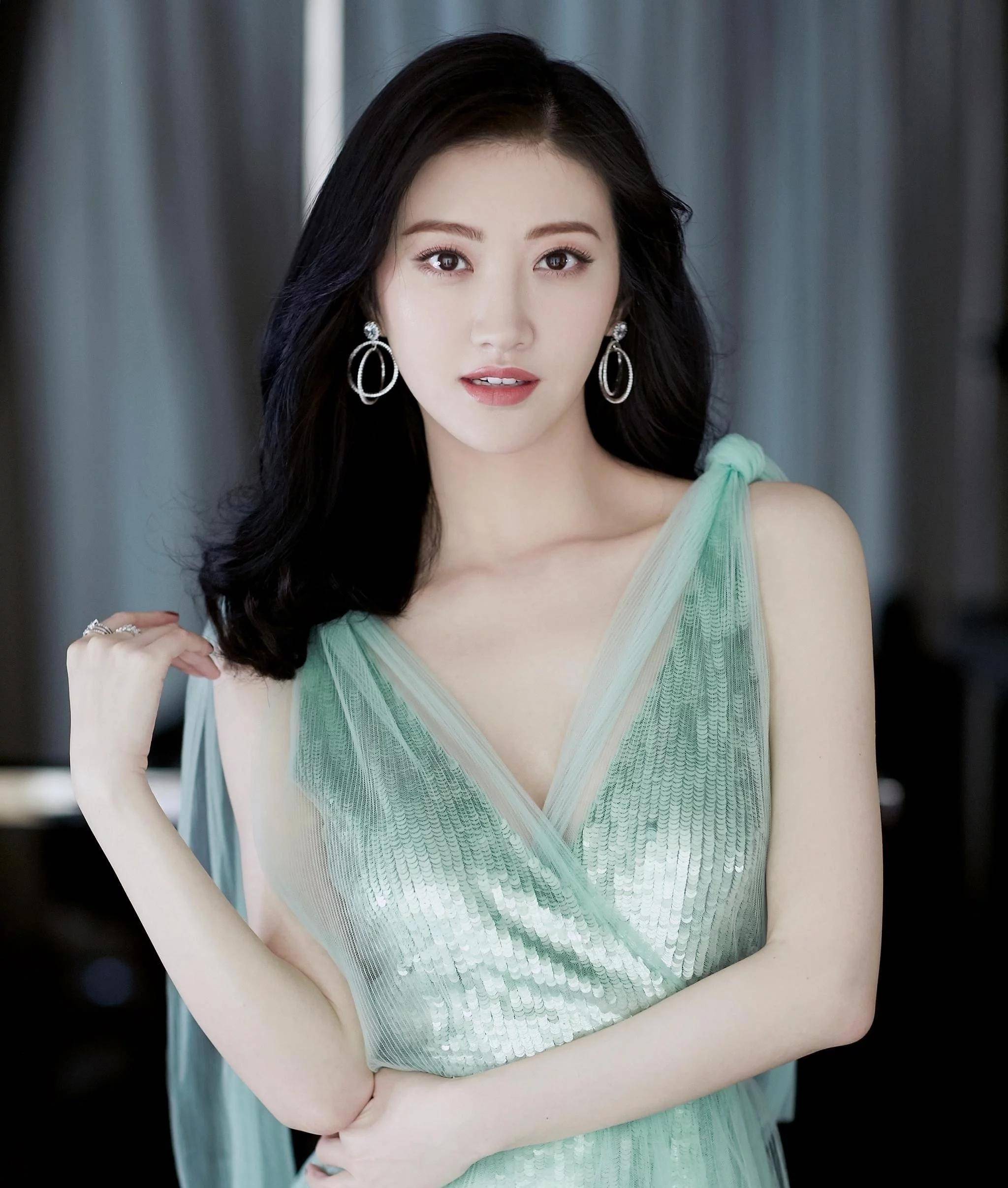 好在景甜的口碑还算可以的,大家都觉得她是一个性格挺不错的女明星,看