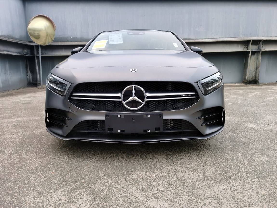 奔驰a35 amg 哑光山灰黑红 最新款