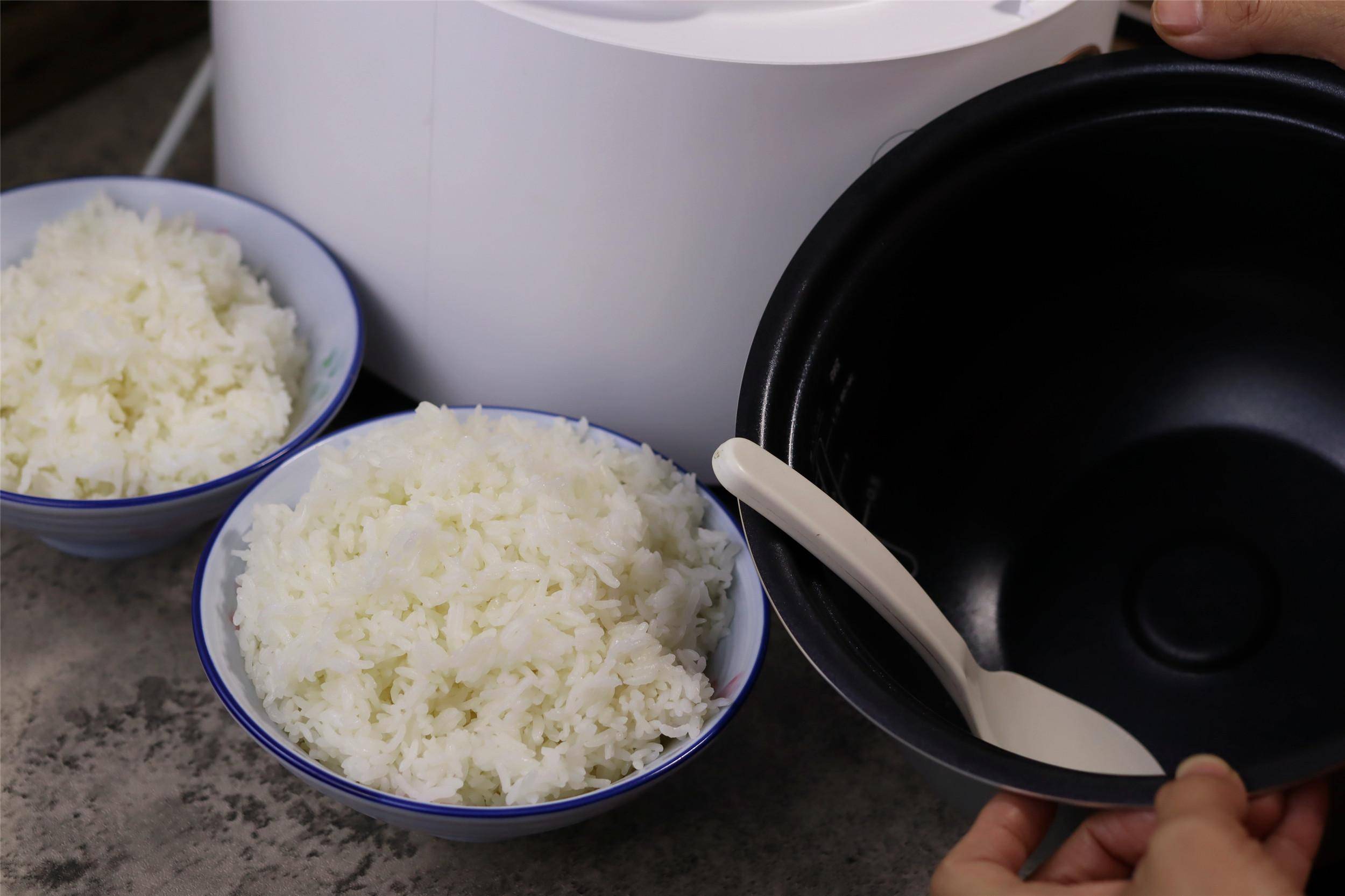 蒸米饭别只会加清水,蒸之前多加2样,米饭香软,陈米能也变好吃