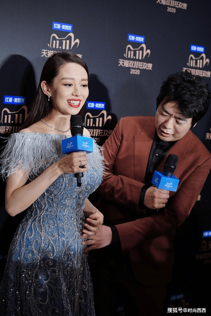 吉娜朗朗现场摸孕肚秀甜蜜6个月穿裙子依然苗条准妈妈值得借鉴