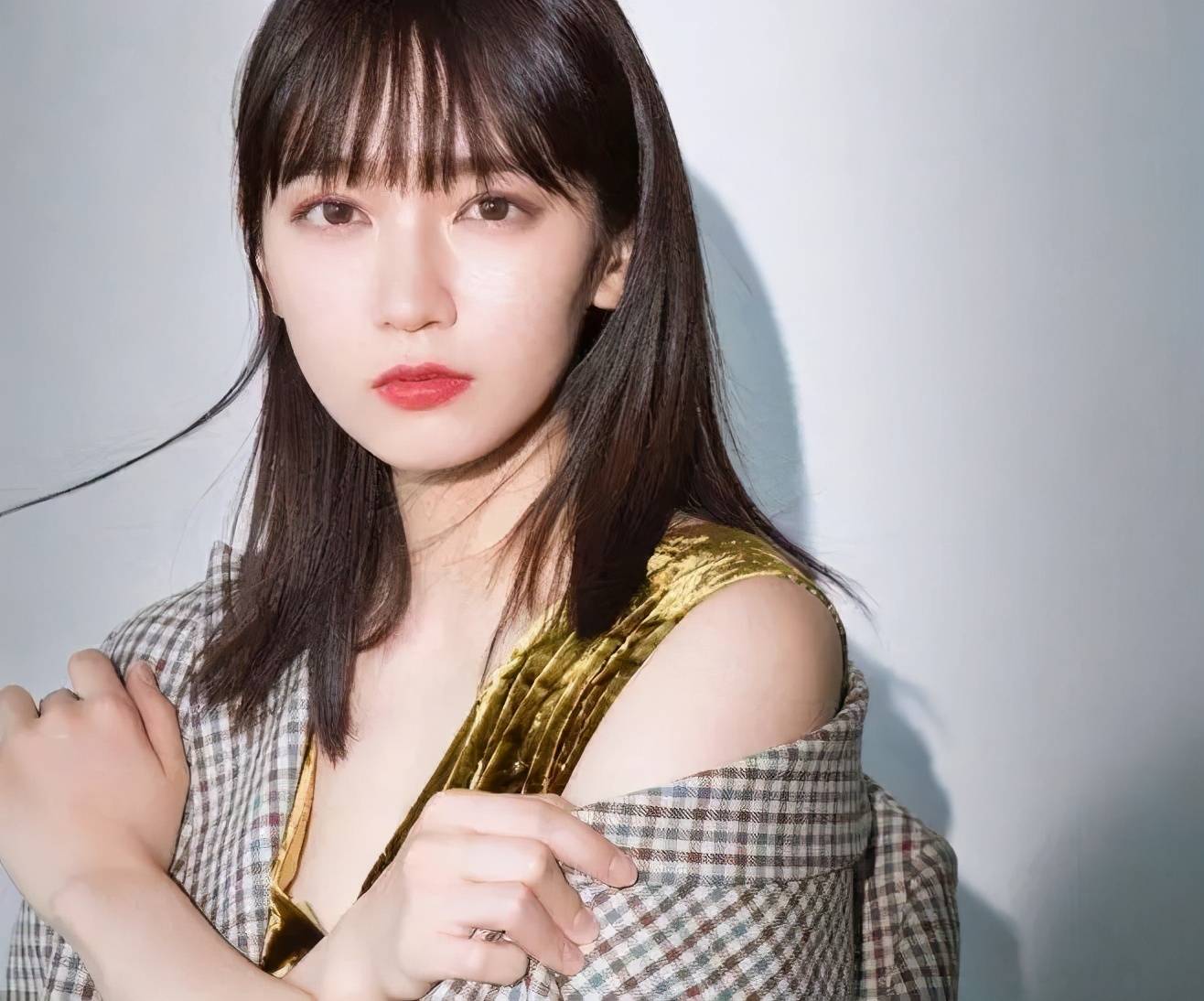 日本90后美女吉冈里帆走红神似白百何好身材性感诱人