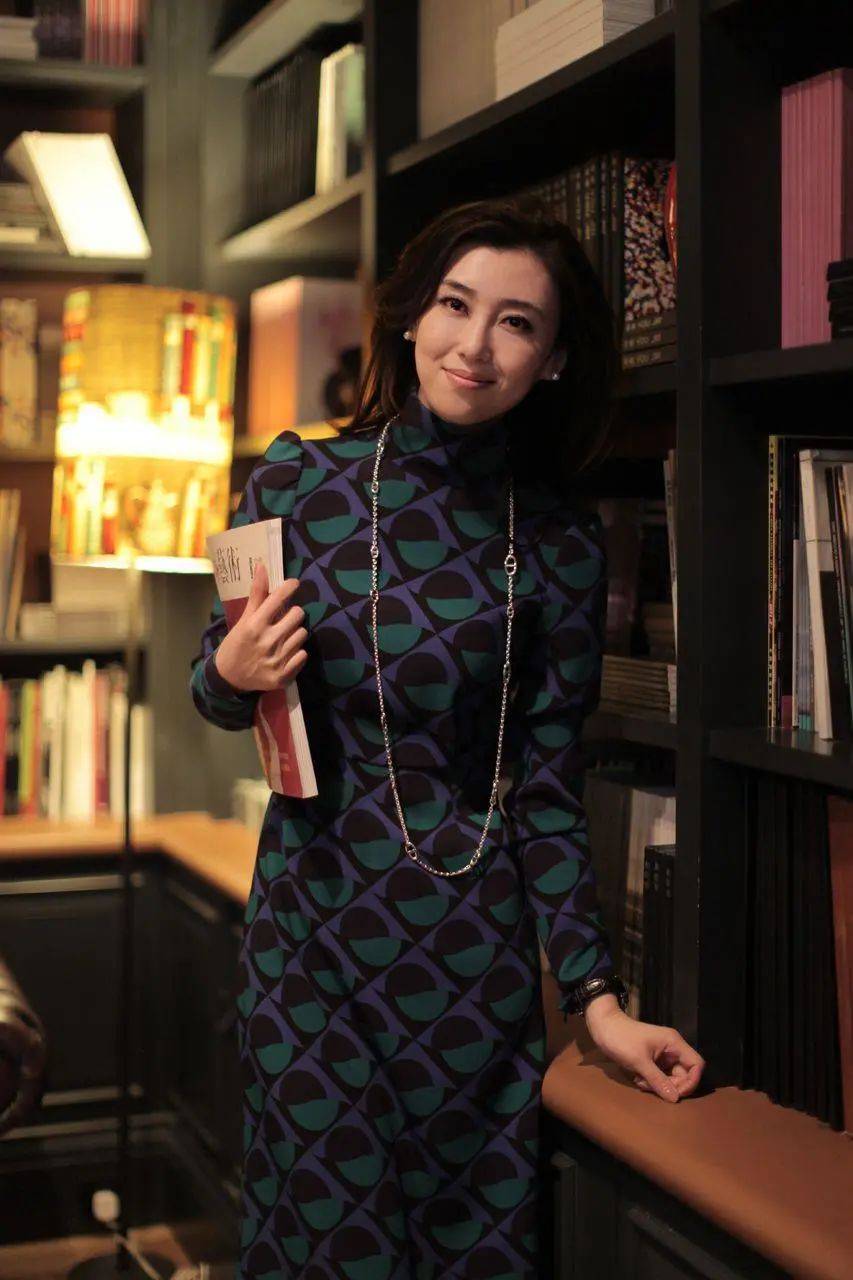 "央视最美主持人"李红:刷过盘子,做过收银员,成名后拒嫁富豪