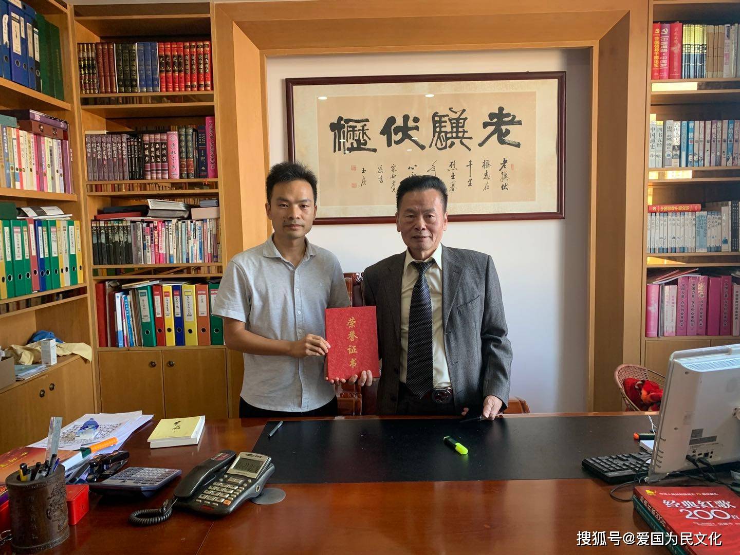 宋剑伍向陈旭光颁发荣誉证书人物简介