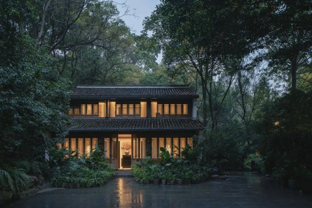 位于六和塔景区 ,坐拥迷人秋色; 叫板法云安缦,成为杭州酒店的第一