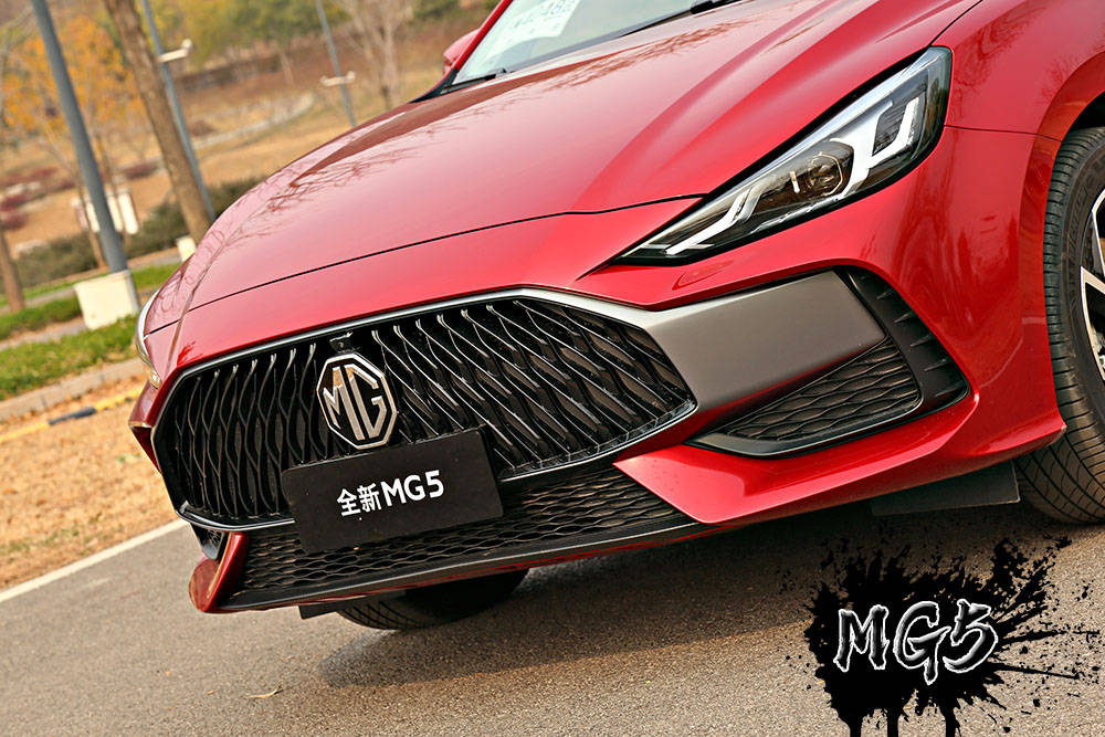 专属定制的潮跑家轿试驾上汽名爵全新mg5300tgi