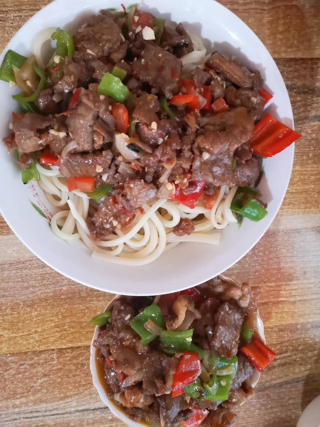 一盘拌面足够一人吃,吃不饱还可以免费加面.