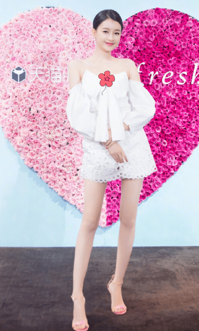 孙怡真是不容易,之所以会这样说是因为她选择用一字肩短裙秀腿的时候