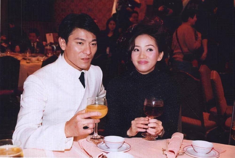 朱丽倩默默守候刘德华46岁给丈夫生下女儿为女儿买下私人飞机