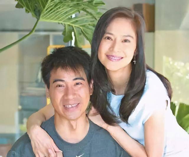55岁婉君俞小凡近照老公高大帅气儿女没有遗传父母的好基因