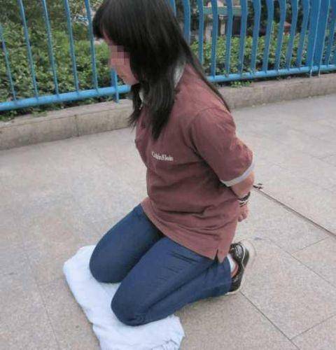 原创女子在天桥跪了两天只是为求丈夫原谅得知原因后却没人同情