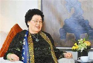 中国最会戴围巾的10个女人：董明珠气质、何超琼抢眼...冬天学着戴，准气质！