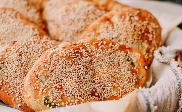 传统上海大饼是用猪油做油酥馅的,猪油带来的起酥效果和香气都很特别.