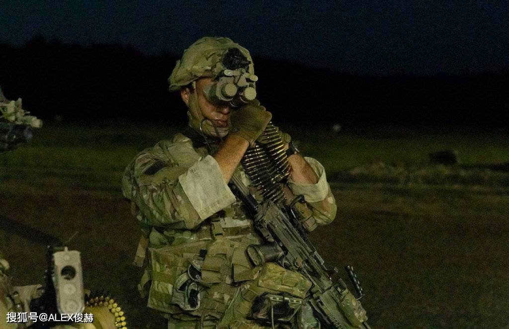 美军新夜视仪曝光:夜战射击像"打游戏一样"简单_手机搜狐网